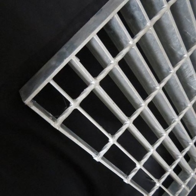 Antypoślizgowe ząbkowane stalowe stopnie schodowe Odporne na korozję