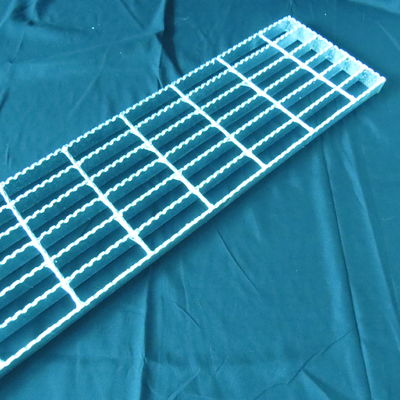 Zewnętrzna antypoślizgowa metalowa drabina T1 ocynkowane stopnie schodowe Płyta schodowa