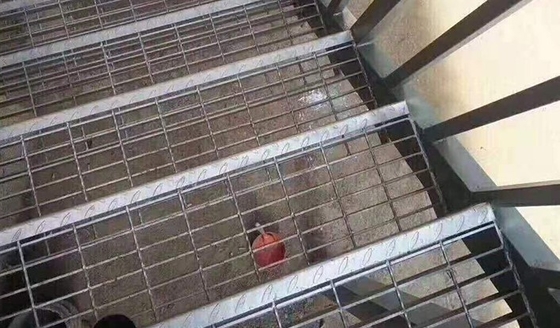 Stopnie schodowe z rusztu stalowego T3 Stopnie z ocynkowanej ogniowo kraty