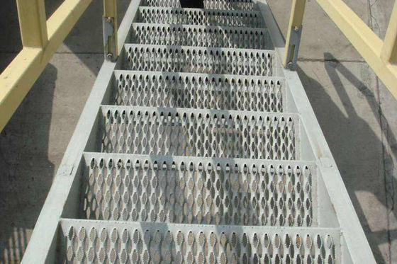 Bezpieczne metalowe stopnie schodowe ze stali ocynkowanej ogniowo