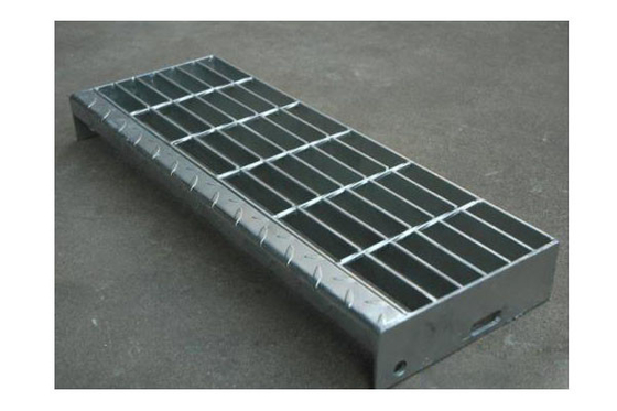Stopnie schodowe z kratką w kratkę T4 przykręcane ze stali, z rusztem metalowym, o rozstawie 60 mm