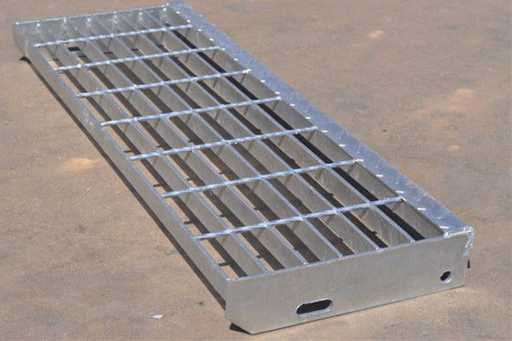 Stopnie schodowe z kratką w kratkę T4 przykręcane ze stali, z rusztem metalowym, o rozstawie 60 mm